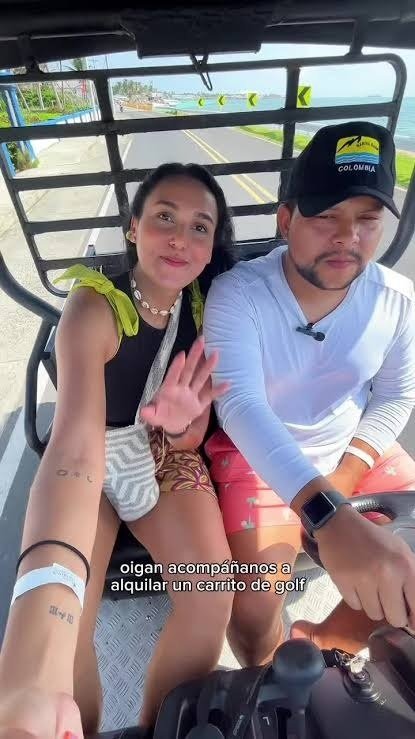 Turistas felices recorriendo una isla tropical en un vehículo de alquiler